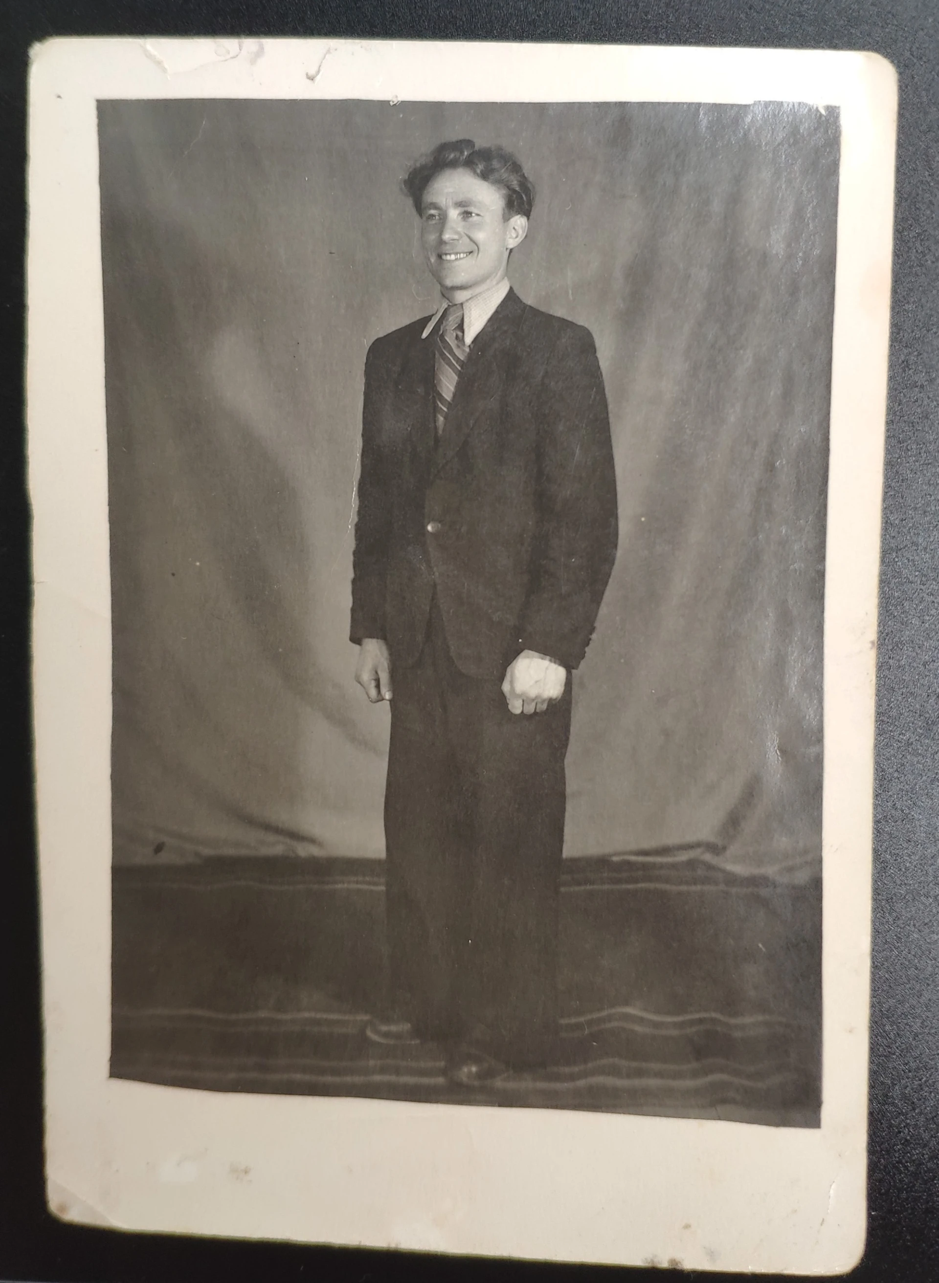 Молодой Иван Гончарук в фотостудии