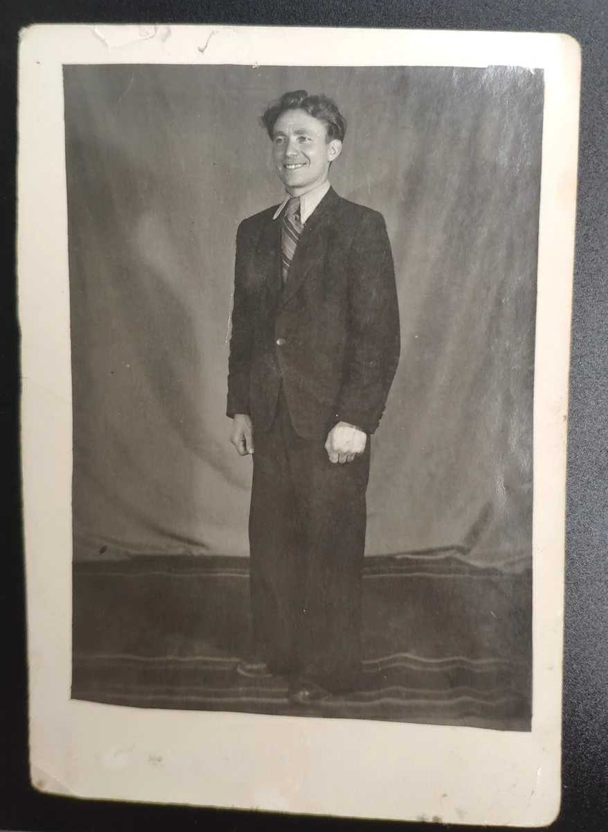 Молодой Иван Гончарук в фотостудии