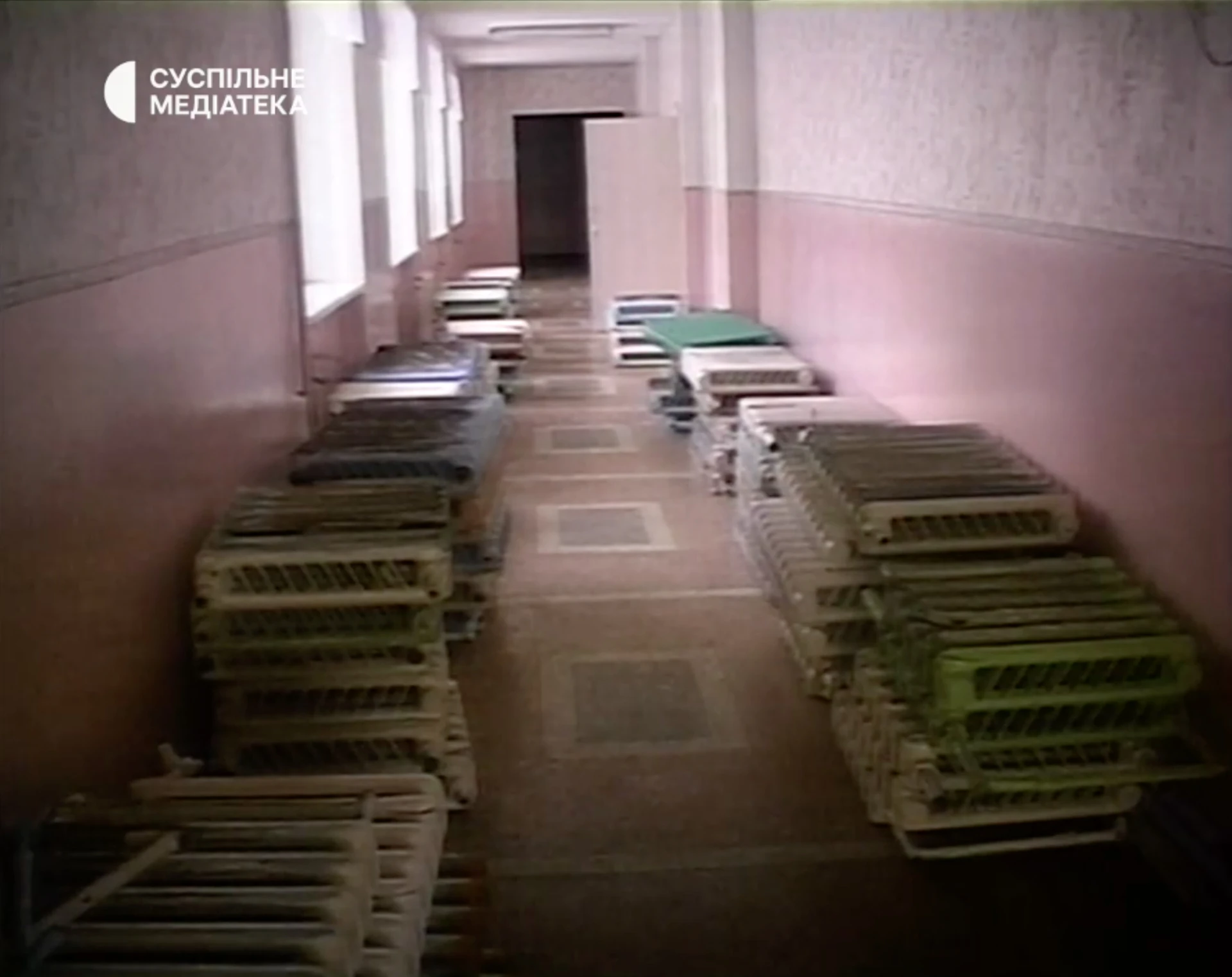 Усложняло работу сварщиков и то, что Алчевску не хватало соединительных деталей, с помощью которых новые батареи крепятся к системе