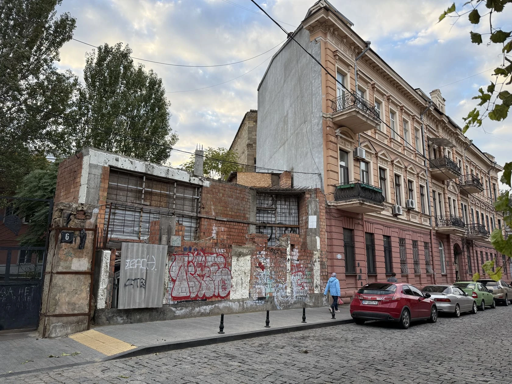 Заморожене будівництво біля будинку однієї стіни в Одесі