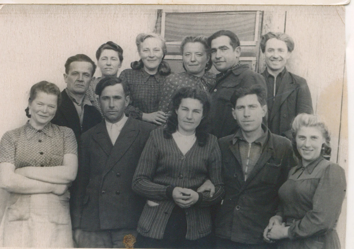 В кругу друзей. Иван Гончарук и его искренняя улыбка (на фото – крайний справа в верхнем ряду)