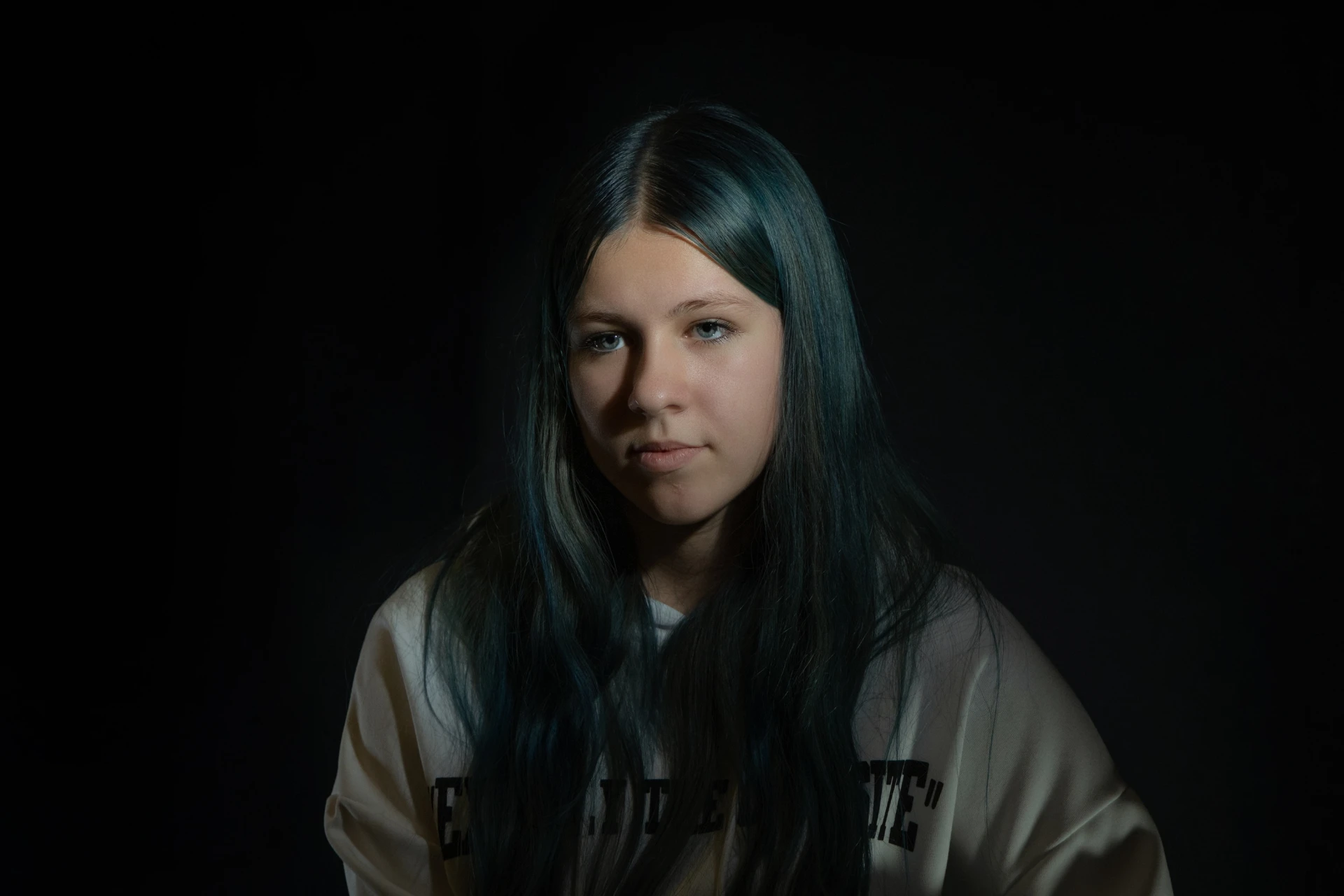 Мария Сторжинская, 14 лет: Они пустили по пуле в каждое зеркало на шкафу – их было три. Это немного глупо с их стороны, потому что зачем разрушать, если не можете украсть?