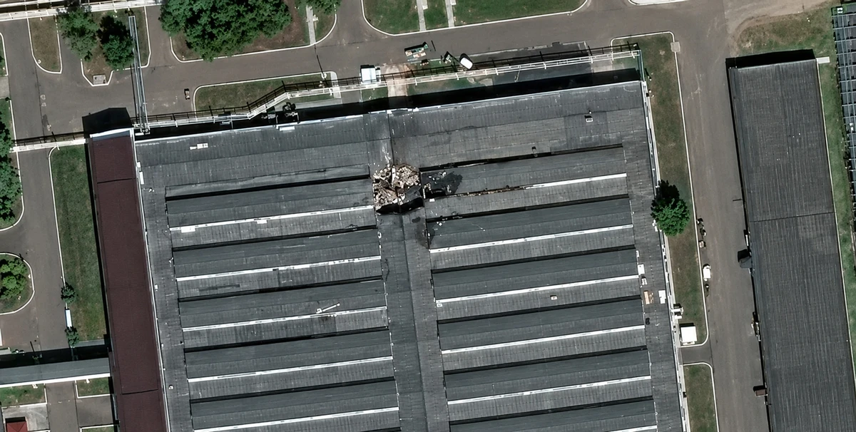 Satellite imagery and photos showing a fire at the Karachev Elektrodetal plant (slightly enhanced with AI)
