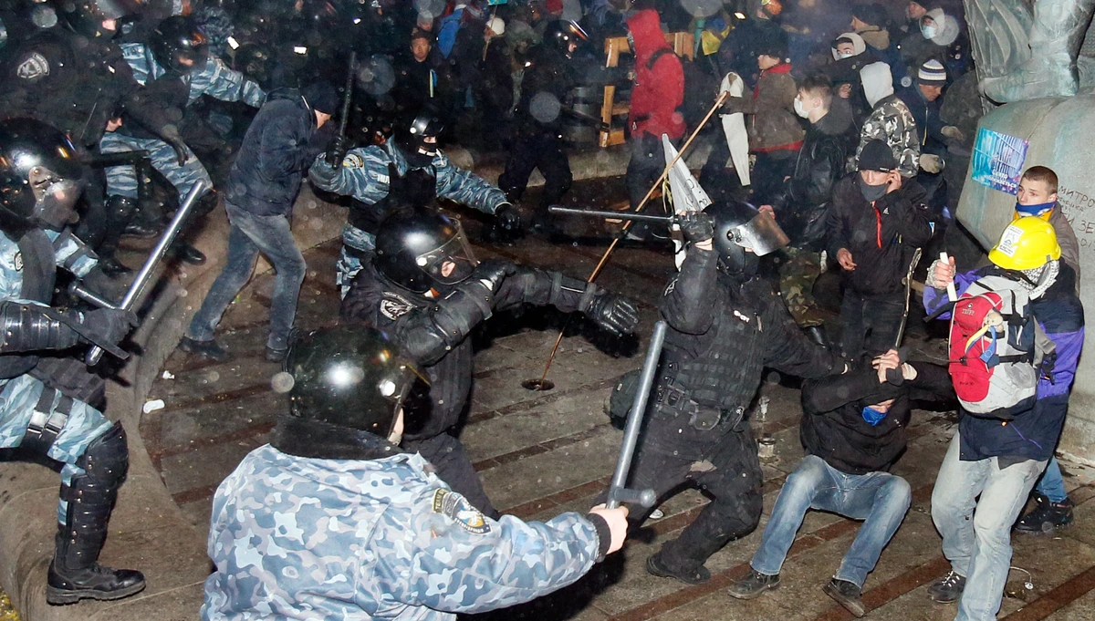 Беркут зачищает Майдан от протестующих, чтобы поставить елку/30 ноября 2013