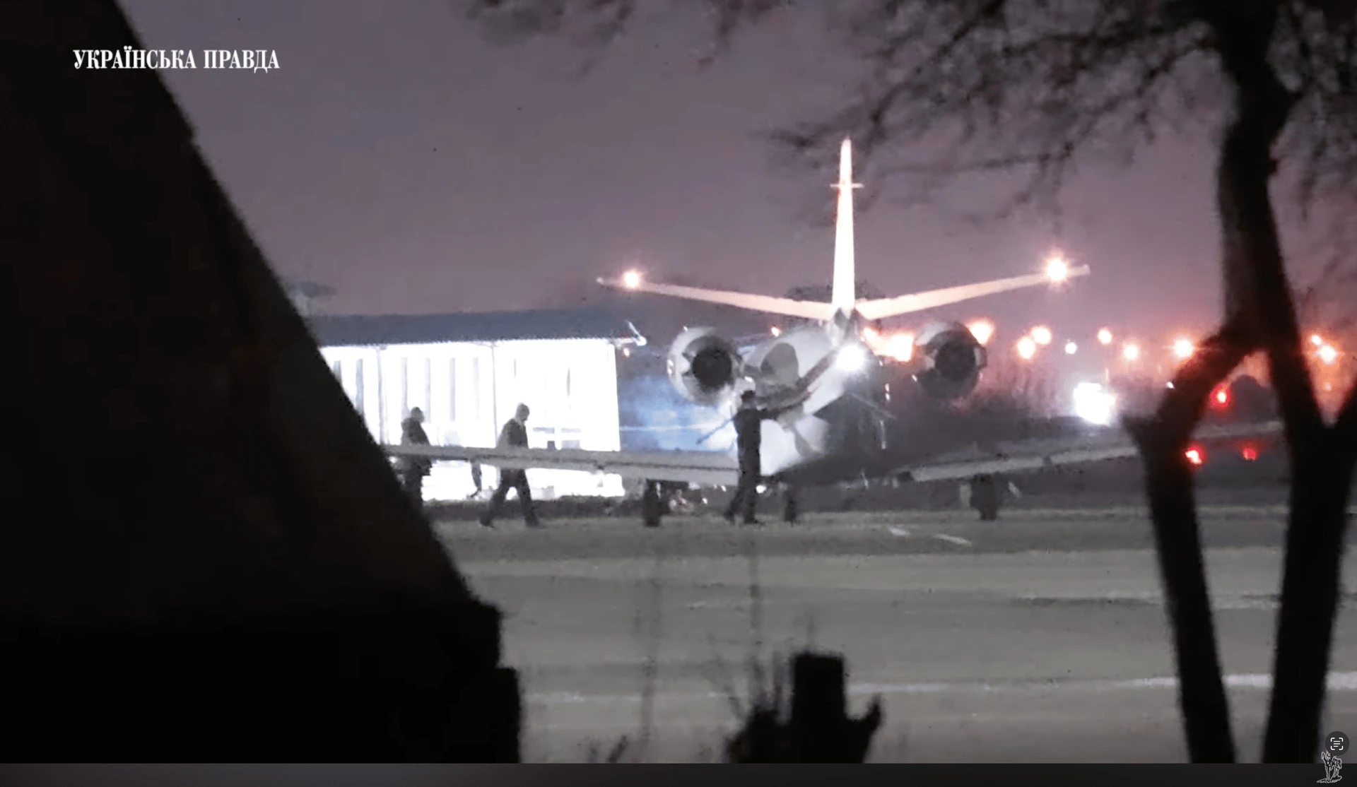 Тимур Міндіч сідає на чартер в аеропорту Івано-Франківська