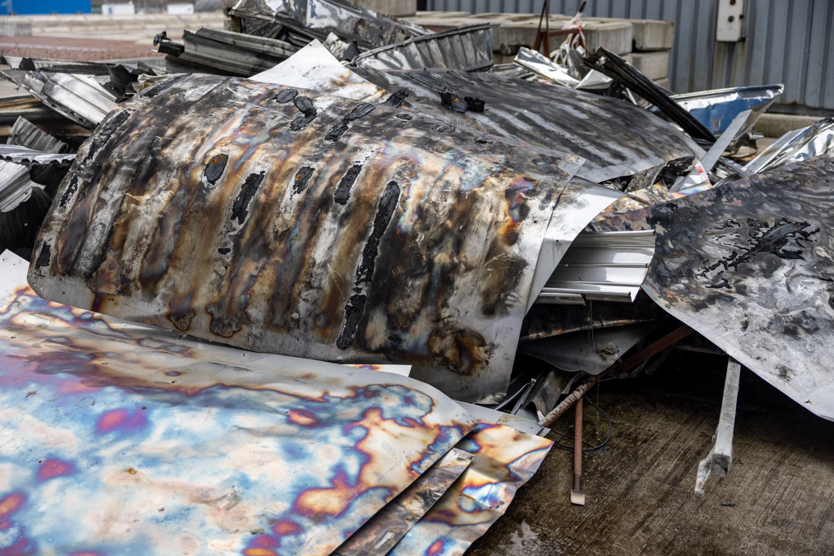 Уламки частини Конфайнменту, пошкоджені в результаті атаки російського дрона і пожежі