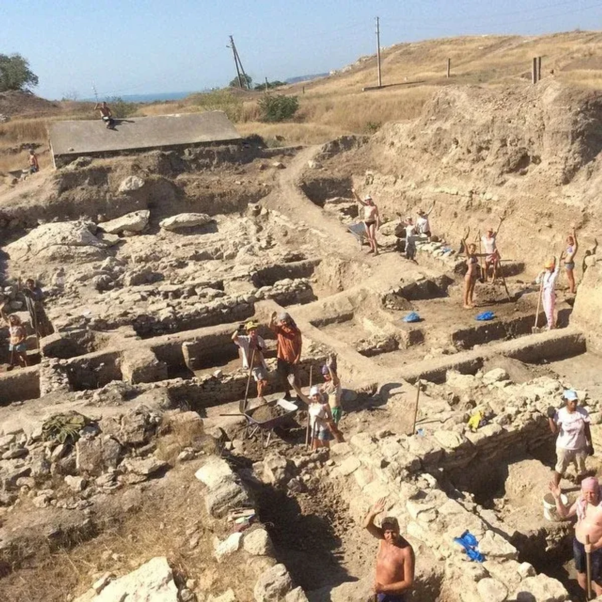 Процес розкопок росіянами античного міста Мірмекій, яке розташоване на Карантинному мисі в Керчі