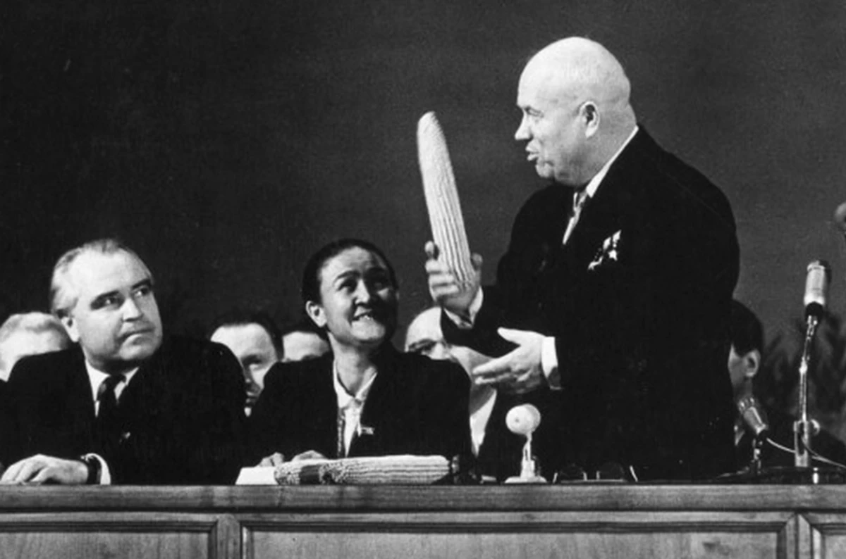Із документа ЦРУ (1960 рік): Народ в Україні не вірить у так звану відлигу після смерті Сталіна. Люди не люблять Хрущова і не довіряють йому. Русифікація в Україні досягла значних успіхів, зокрема в системі шкільної освіти. Станом на 1957 рік у Львові було 33% українських шкіл, лише 4 українські середні школи в Одесі та лише 4 в Кіровограді. На фото – генсек Хрущов і його відома на весь світ пристрасть до кукурудзи