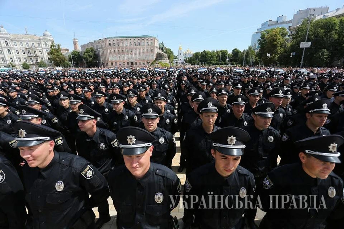 Дві тисячі патрульних складають присягу в центрі Києва на Софійській площі. 4 липня 2015 року