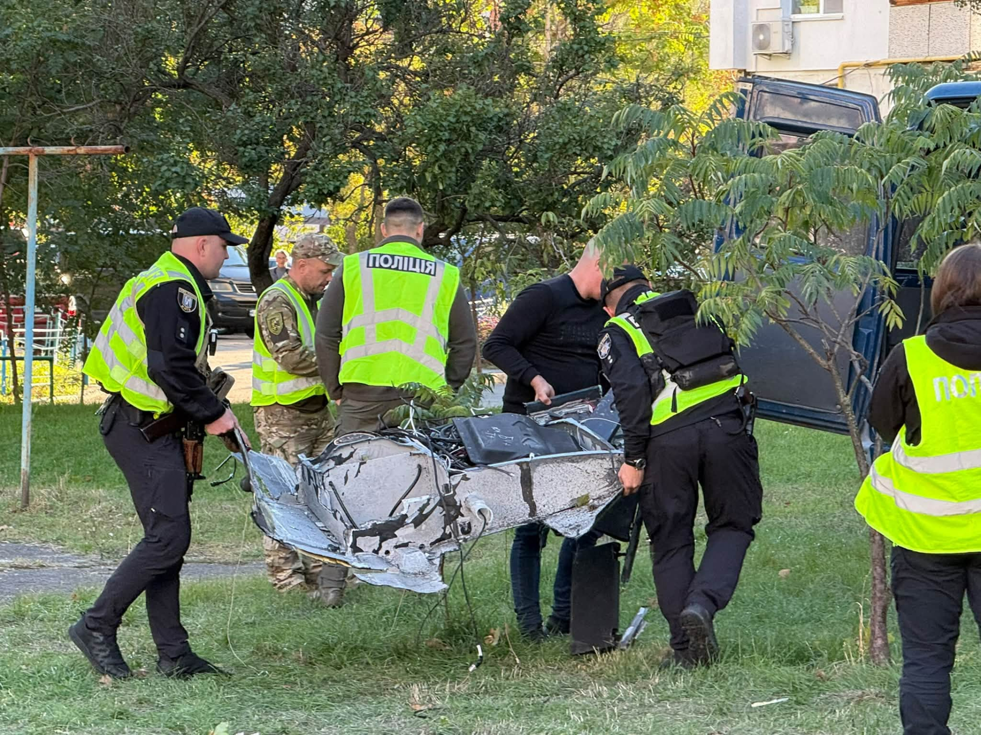 Police carrying the wreckage Photo: Volodymyr Ariev on Facebook