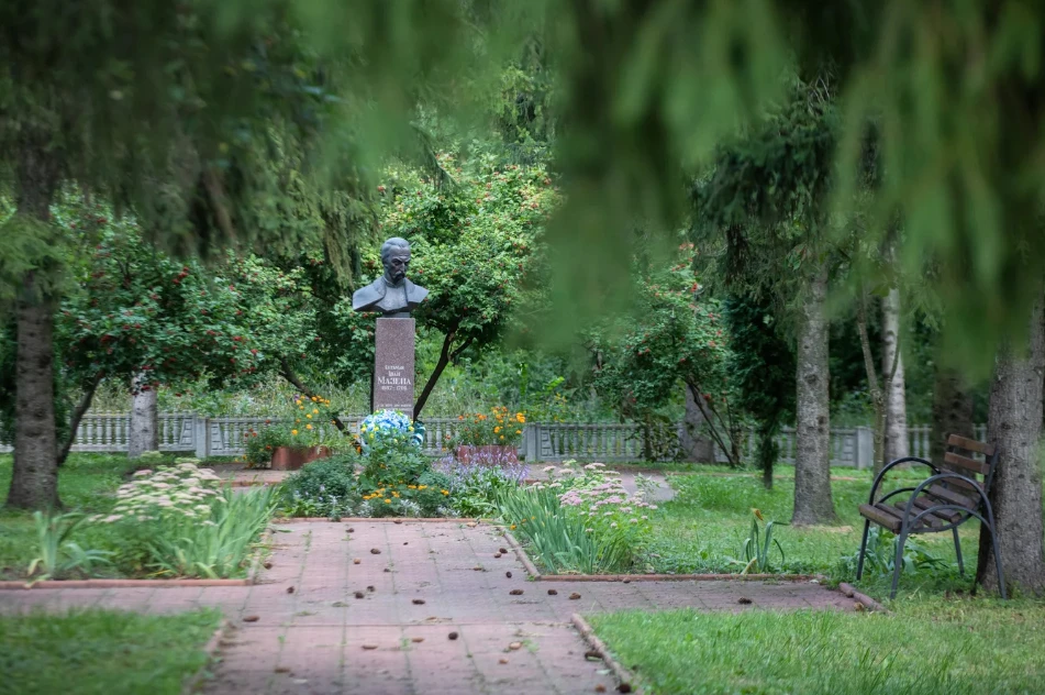 Один з небагатьох в Україні пам'ятників Івану Мазепі в селі Мазепинці, Білоцерківський район Київщини