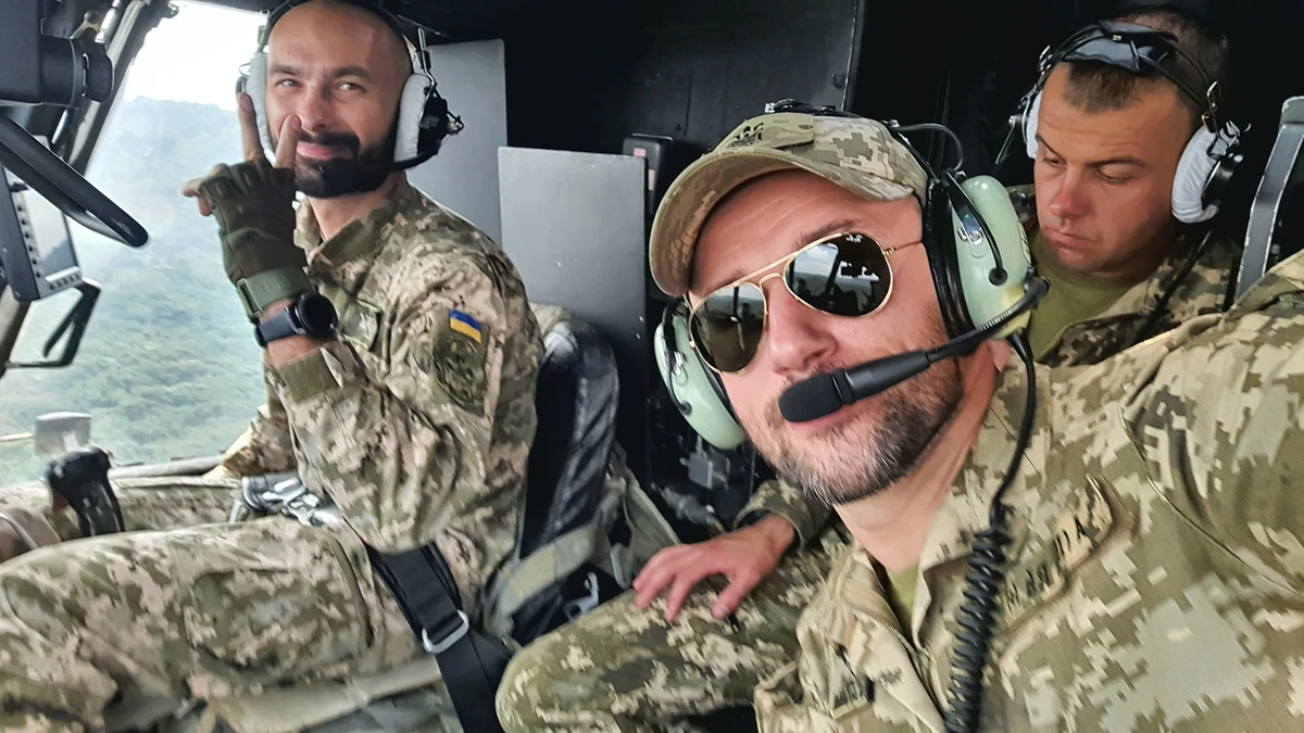 Євген Соловйов: Бортовий технік це такий домовьонок, власник вертольоту, він знає все про цю машину. Ми десь прилетіли на майданчик, а в нього є коробка, в якій консерви. Він знає, що можна взяти трошки керосину з баку, зробити свічку і підігріти цю консерву. Він уміє це. А ти просто льотчик