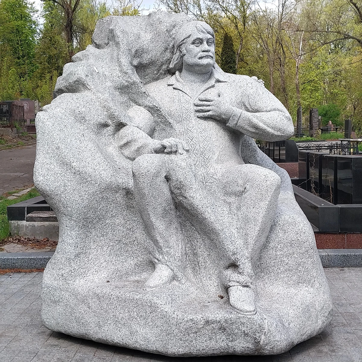 Один из самых импозантных надгробий на Байковом – скульптура на могиле народного артиста Украины Николая Мозгового