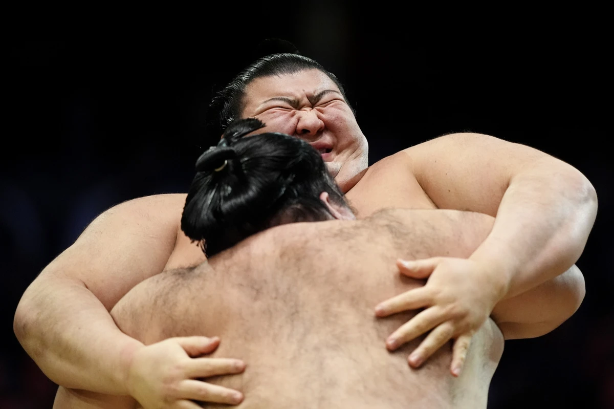 Чтобы победить, сумоист должен вытолкнуть противника за пределы дохё или заставить его коснуться пола любой частью тела, кроме подошвы стопы. Потеря набедренной повязки (mawashi) также приравнивается к проигрышу.