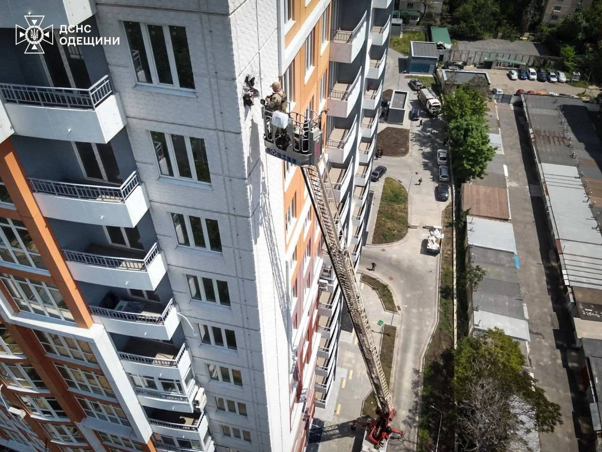 A bomb disposal expert has defused a Shahed-type drone lodged in an Odesa apartment block