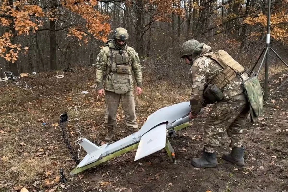 Russian soldiers with a Molniya-2 drone
