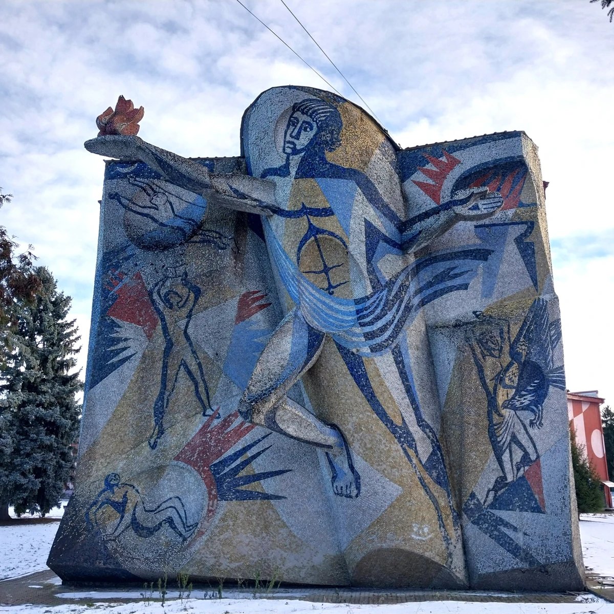 Рельєфний мозаїчний Прометей на місцевому Палаці культури. Автори – художник-монументаліст Віктор Ельконін і скульптор Юрій Александров