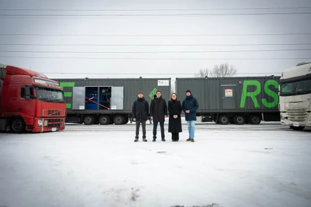 Heiko Thoms, Germany's ambassador to Ukraine, handed over the first two combined heat and power units for Kyiv to Yuliia Svyrydenko, Ukraine's Prime Minister.