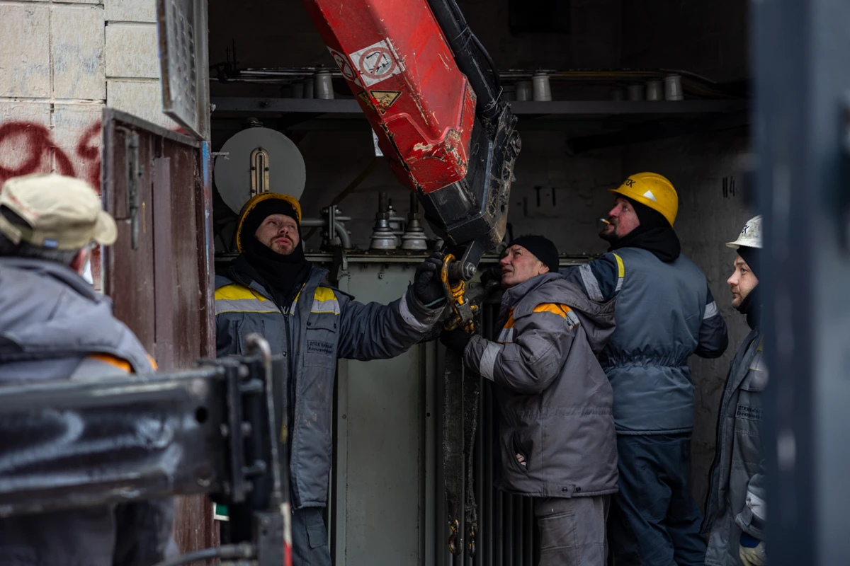 После часа подготовки энергетики вытащили сгоревший трансформатор из подстанции, чтобы заменить его на новый