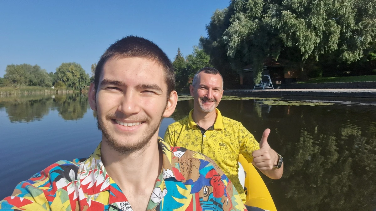 Ігор Островський: Якось я купив сину PlayStation, і тоді основною його розвагою був автосимулятор Gran Turismo. У Дмитра було реалістичне шкіряне кермо з електромоторами, алюмінієвим блоком педалей. Усе це встановили на ігрове гоночне крісло, яке займало пів кімнати