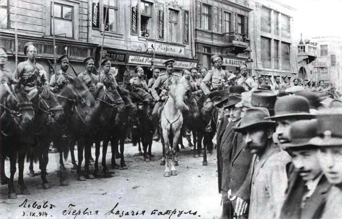 Наприкінці вересня 1914 року російські солдати влаштували у Львові погром, вбивши кількадесят людей. Окупаційна влада провела слідство й заявила, що погром стався нібито через те, що невідомі напали й поранили кількох військових. Цей висновок став приводом для конфіскації кількох приватних будинків у місті, нових грабунків, чергового взяття заручників та висилки до Росії окремих представників єврейства