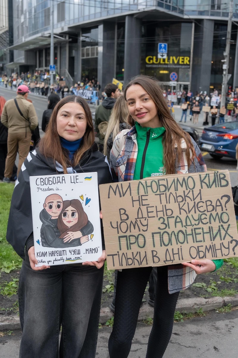Катерина на фото справа