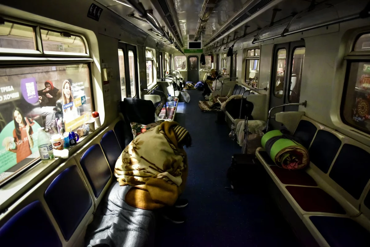 На кожній станції київського метро залишали по одному потягу, вагони якого використовуються як нічліжки. Київ, березень 2022-го