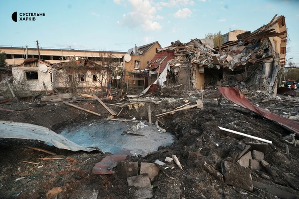 Воронка на месте удара российской ракеты. Фото: Суспильне Харьков / Виктория Якименко