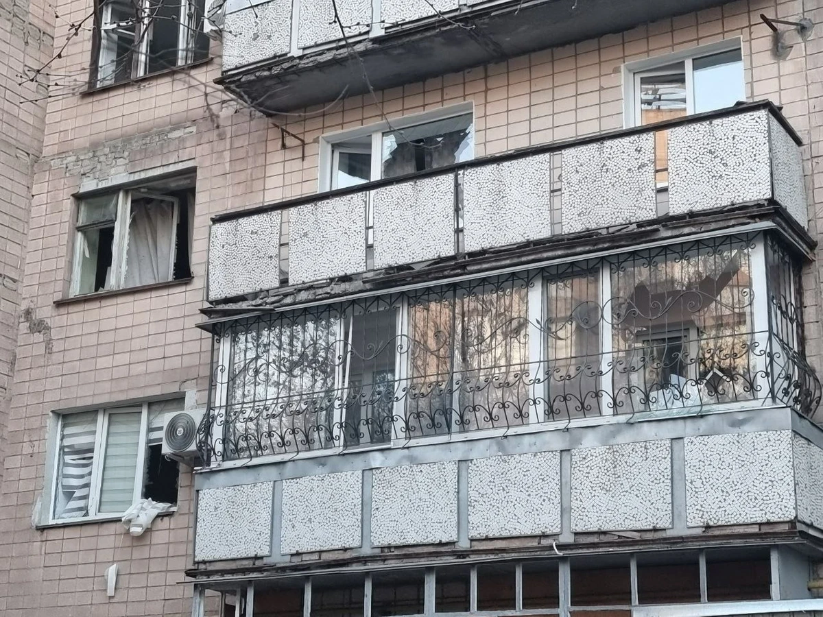 Um bloco de apartamentos danificado no ataque de drones russos.