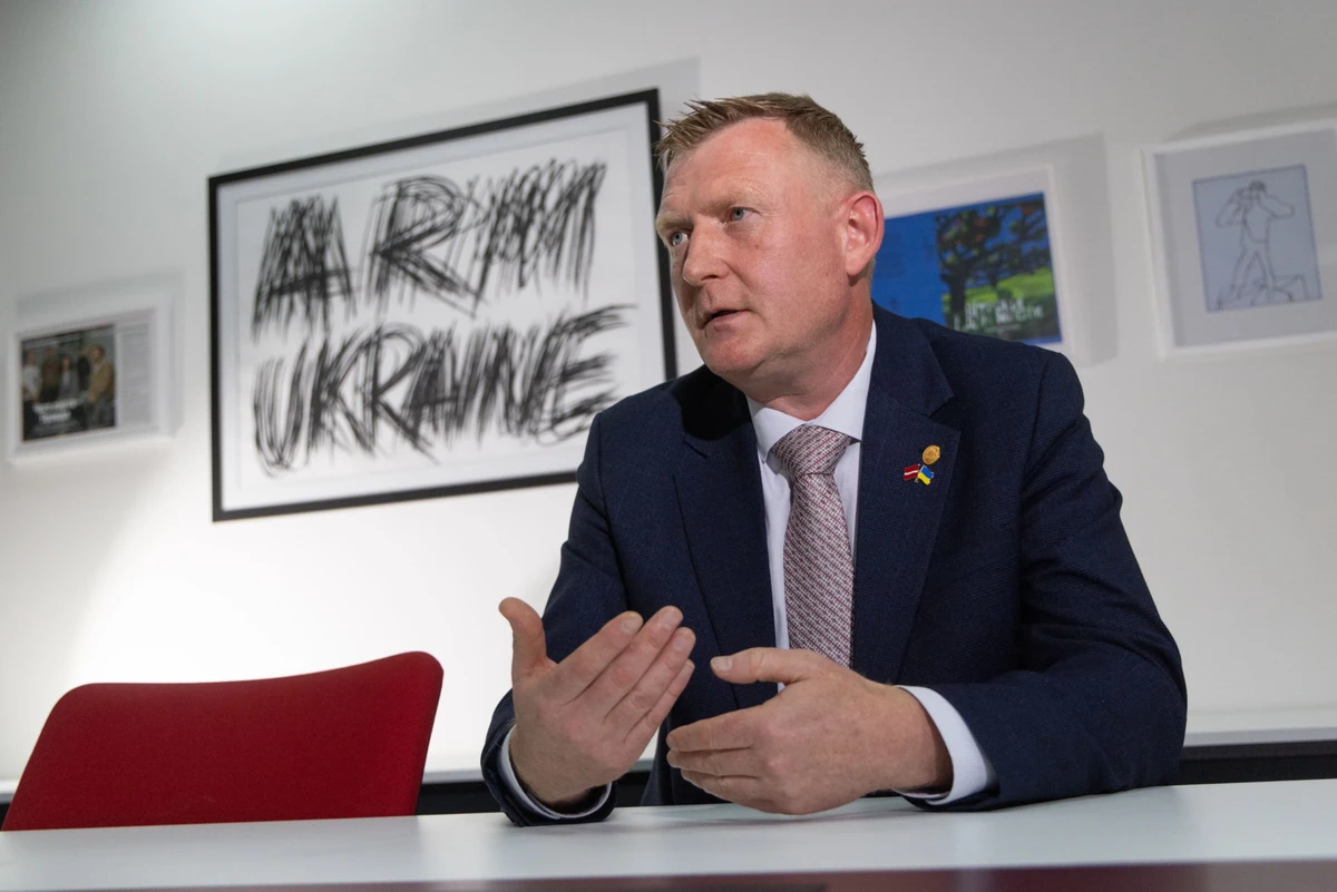 Міністр оборони Латвії: Я бачу, як Україна використовує технології власного виробництва. Ви застосовуєте дрони середньої дальності, далекобійні безпілотники та переносите війну на територію Росії, змінюючи саму логіку цього конфлікту