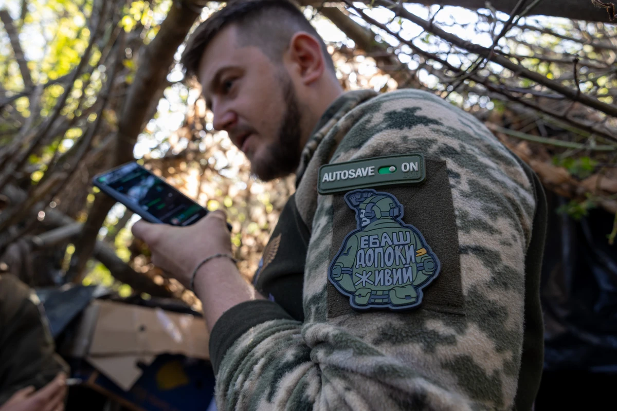 На форме командира батареи САУ 25-ой отдельной воздушно-десантной Сичеславской бригады с позывным Темный патч с надписью Е*аш, пока живой. Апрель 2025-го, Покровское направление