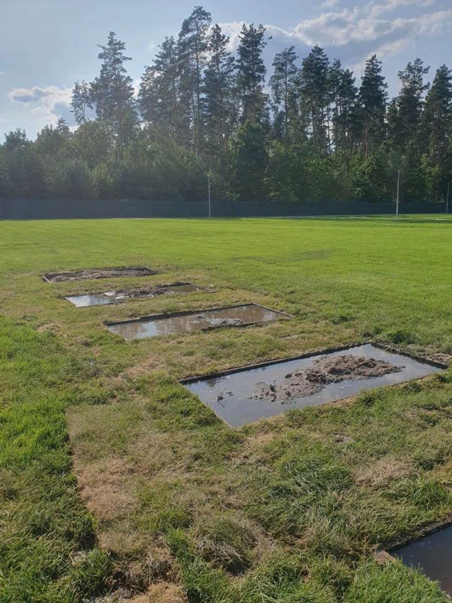 Местные жители Мархаловки утверждают, что на фото затопленные места для захоронений на территории НВМК