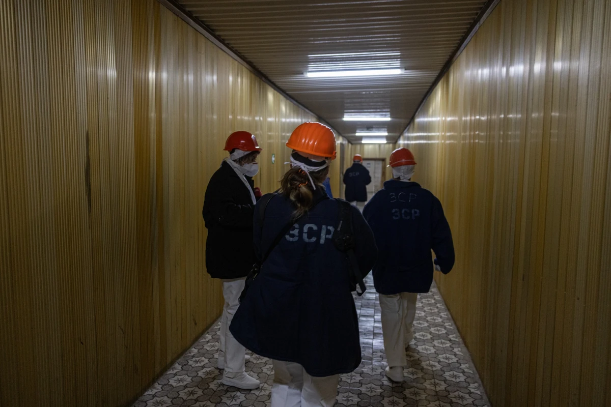 Золотий коридор – приміщення завдовжки приблизно кілометр, що з'єднує будівлі чотирьох енергоблоків ЧАЕС