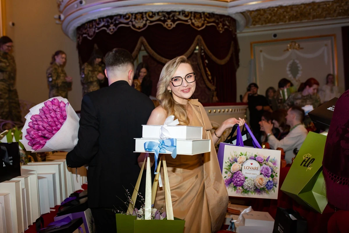 KSE Foundation Executive Director Svitlana Denysenko with the prizes