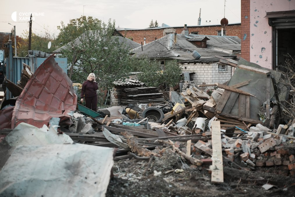 Жителька Новобаварського району Світлана Головінова, будинок якої був пошкоджений через ракетний удар. Фото: "Суспільне Харків" / Вікторія Якименко