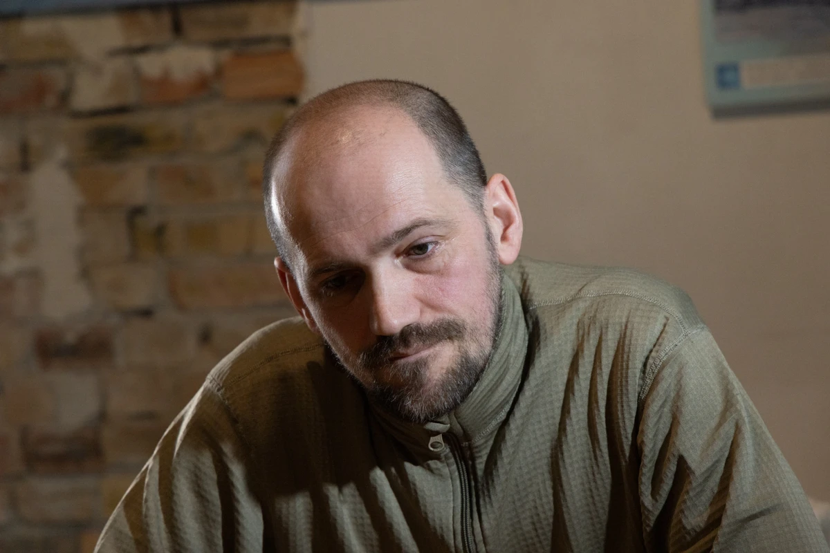 Найгірше на війні – вантажити двохсотих. Найстрашніше – в певну мить ти до них звикаєш: проїжджаєш повз них, куриш поруч з ними, жартуєш, п'єш, думаєш, як йому прилетіло. У тебе немає жалості, бо знаєш, що завтра можеш так само лежати. А хтось із твоїх друзів буде поруч курити, пити чи їсти сухпай... Це твої мертві вчителі