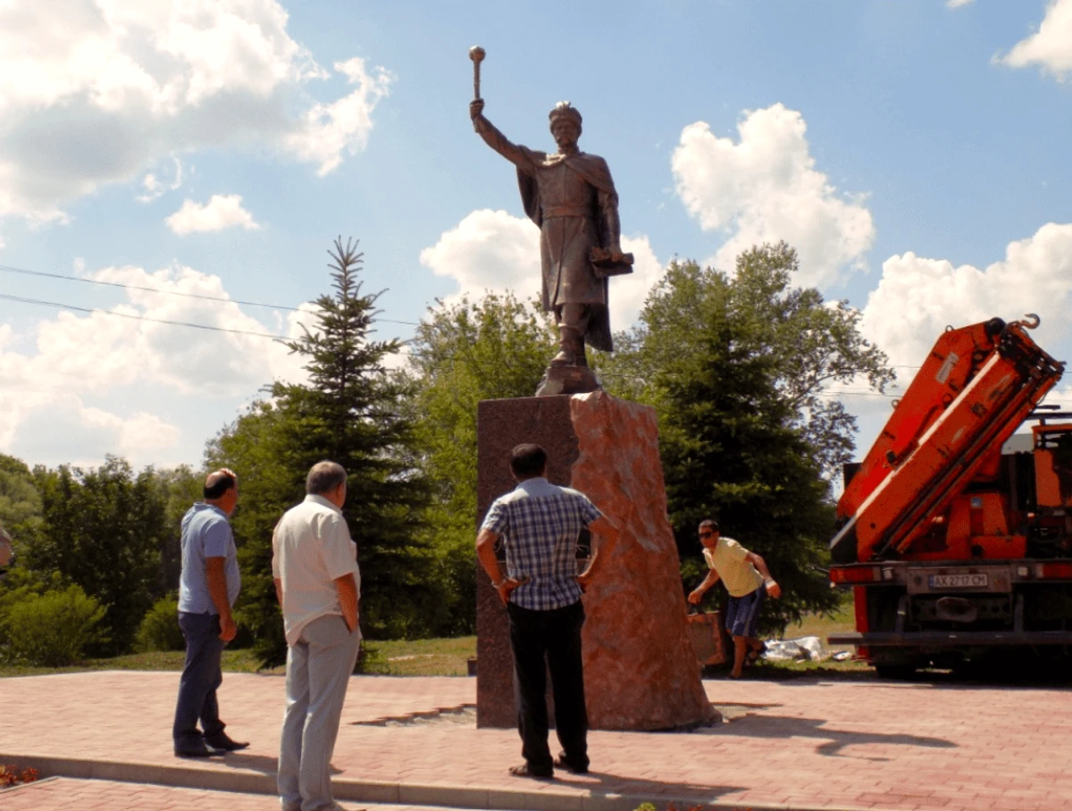 З доповіді ЦРУ про село Панасівка Коломацького району Харківщини: Люди не ходили до сільського клубу з двох причин: по-перше, там не було чого робити, а по-друге, якщо їх там бачили колгоспні чиновники, офіс яких був у тій самій будівлі, їх виганяли на роботу. Церкви в селі не було. Найближча знаходилась у Коломаці. Зруйнована, але служби проводили. На Різдво й Великдень натовпи людей з усієї околиці йшли до цієї церкви, але влада зазвичай влаштовувала концерт прямо біля храму, щоб відвернути увагу вірян і відвернути від служби молодь
На фото: встановлення пам'ятника Мазепі в селищі Коломак, де в 1687 році були підписані Коломацькі статті, згідно з якими Мазепа став гетьманом