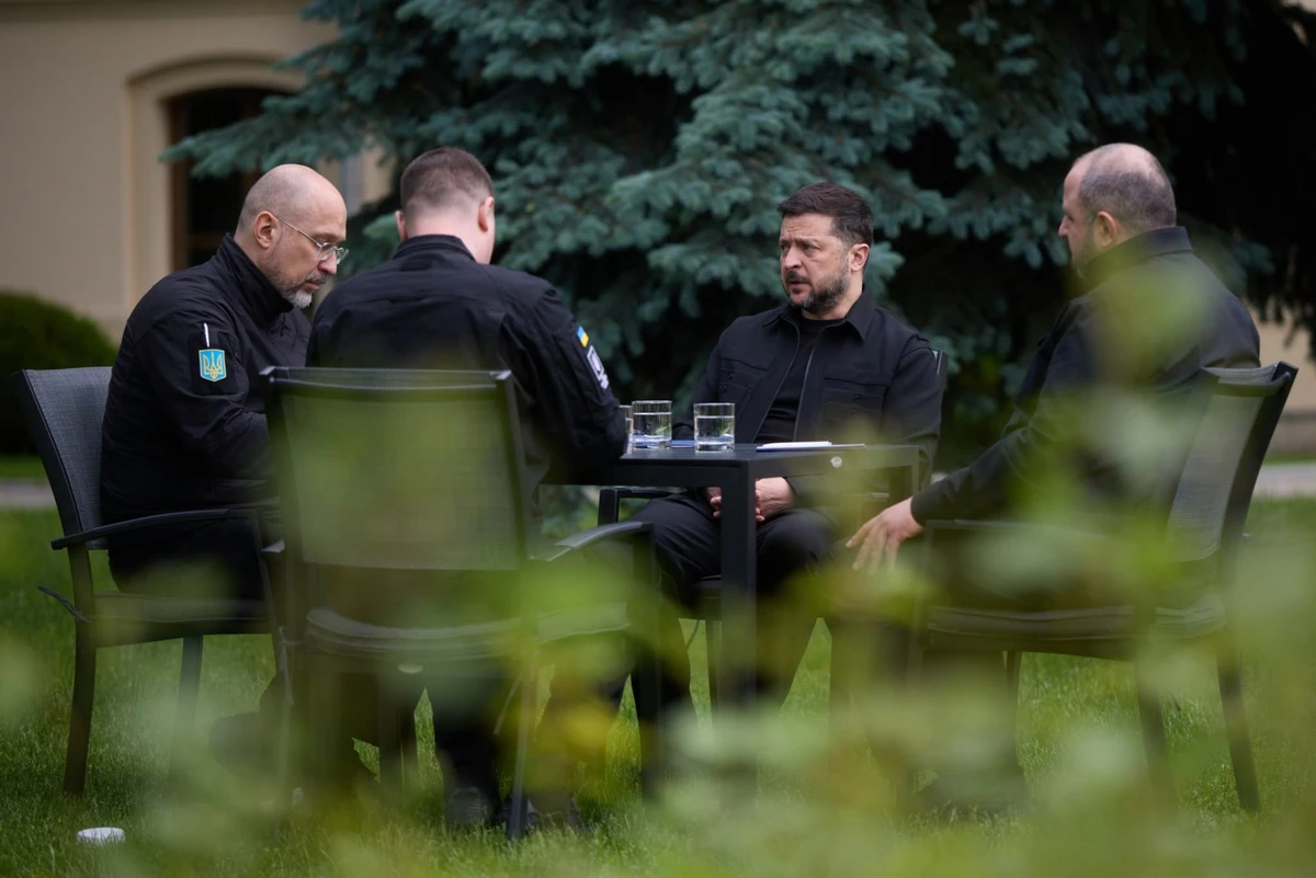 Володимир Зеленський під час спецнаради
