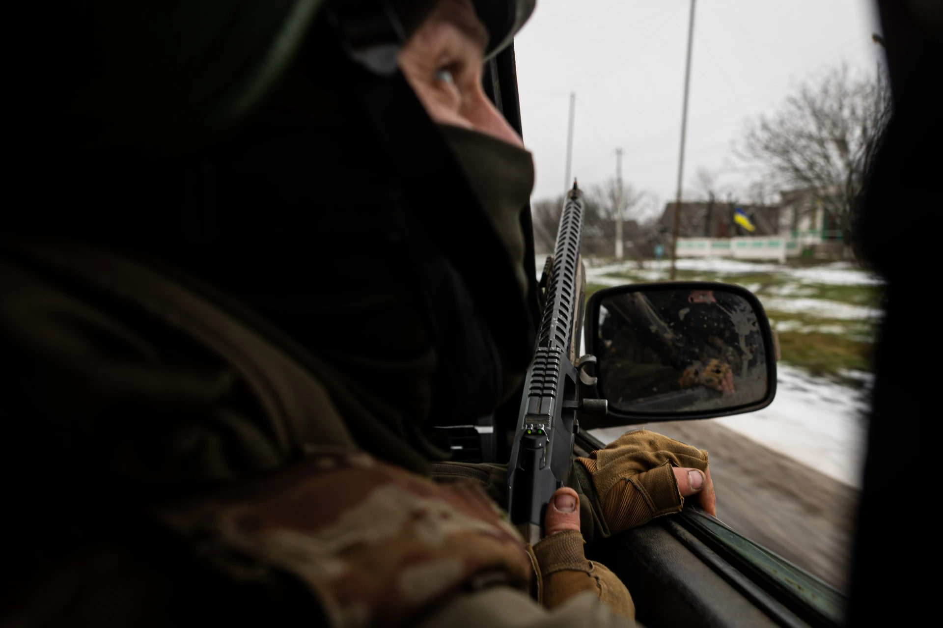 Военнослужащий 152-ой бригады проезжает киллзону с выставленным из автомобиля ружьем