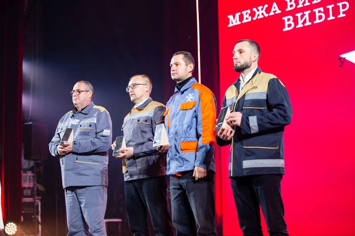 The energy workers were given a standing ovation with thunderous applause from everyone in the auditorium