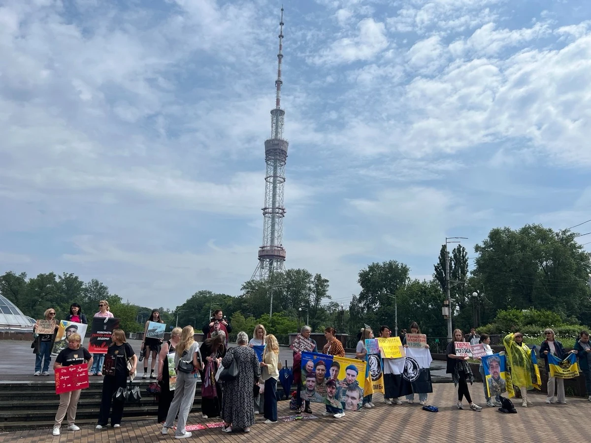 Мітингарі стоять поруч зі входом до станції метро Дорогожичі