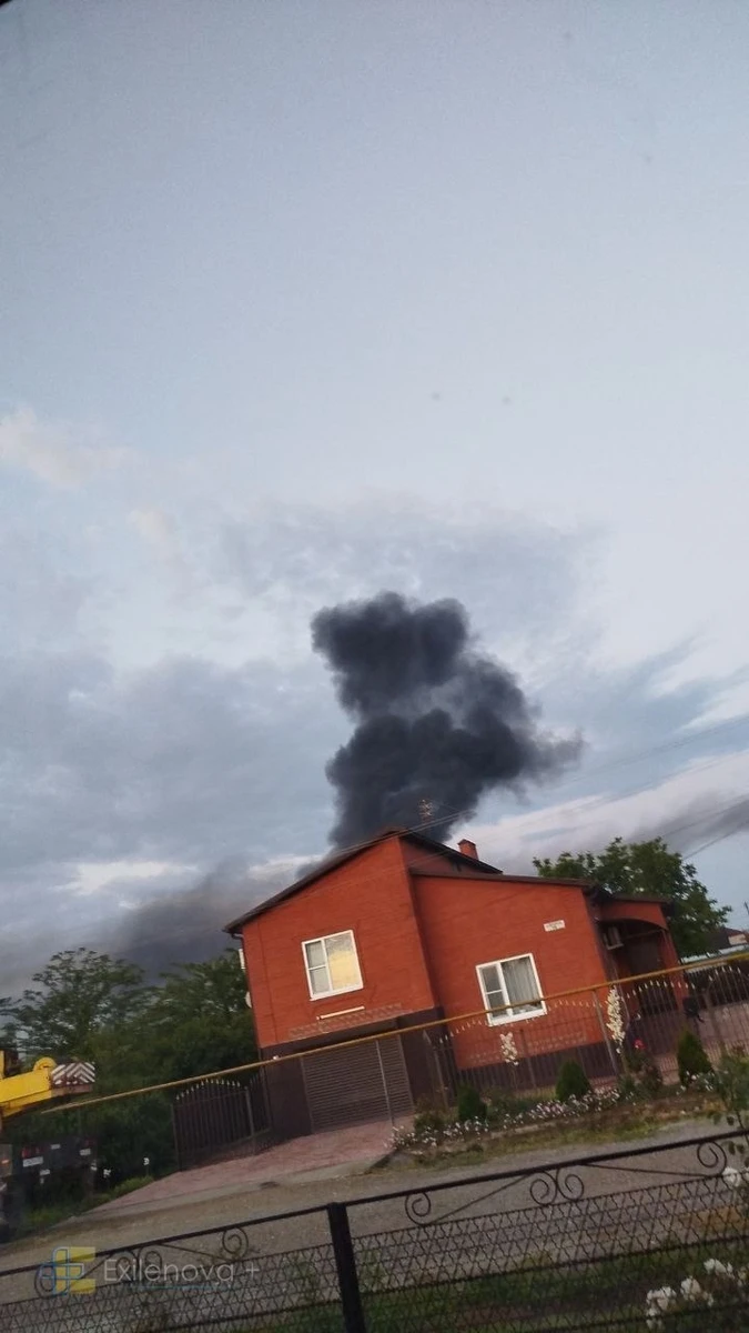Пожежа у російській станиці Полтавській після дронової атаки. Фото з Telegram-каналу Exilenova+