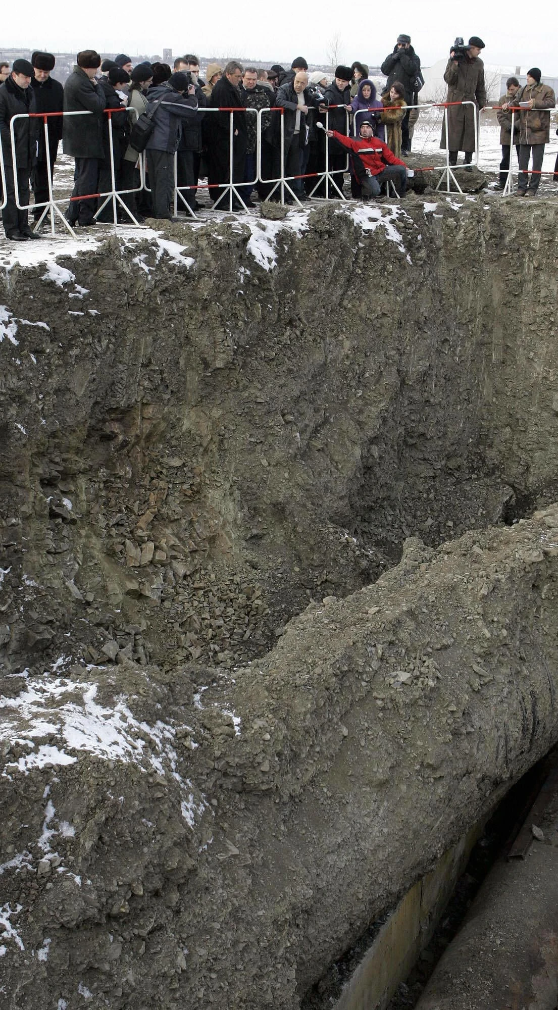 В целом в Луганской области изношенность водопроводного, отопительного, канализационного хозяйства в 2006 году составляла 80%