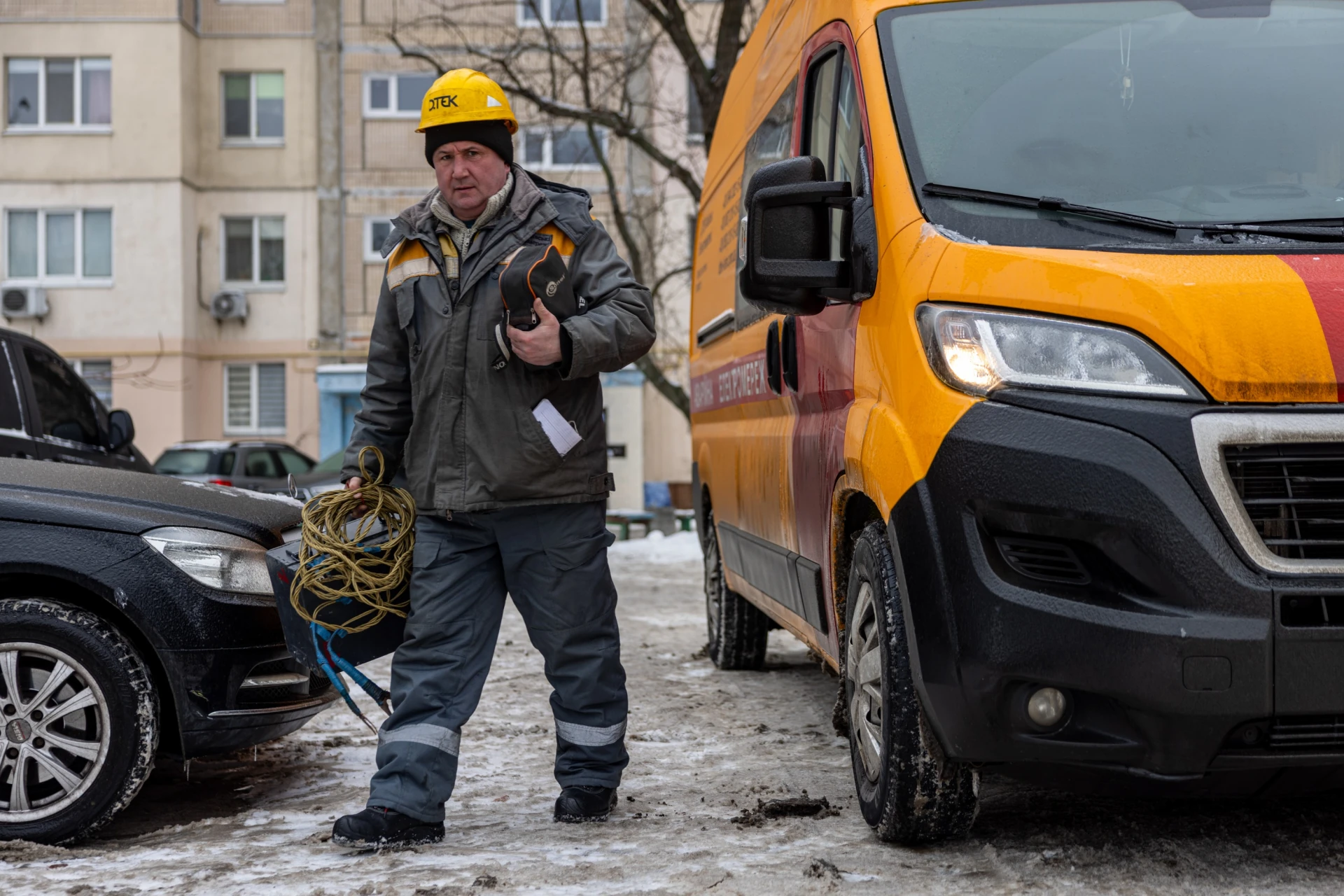 Ремонтні бригади енергетиків працюють у Києві від самого ранку. Київ, Оболонський район, січень 2026