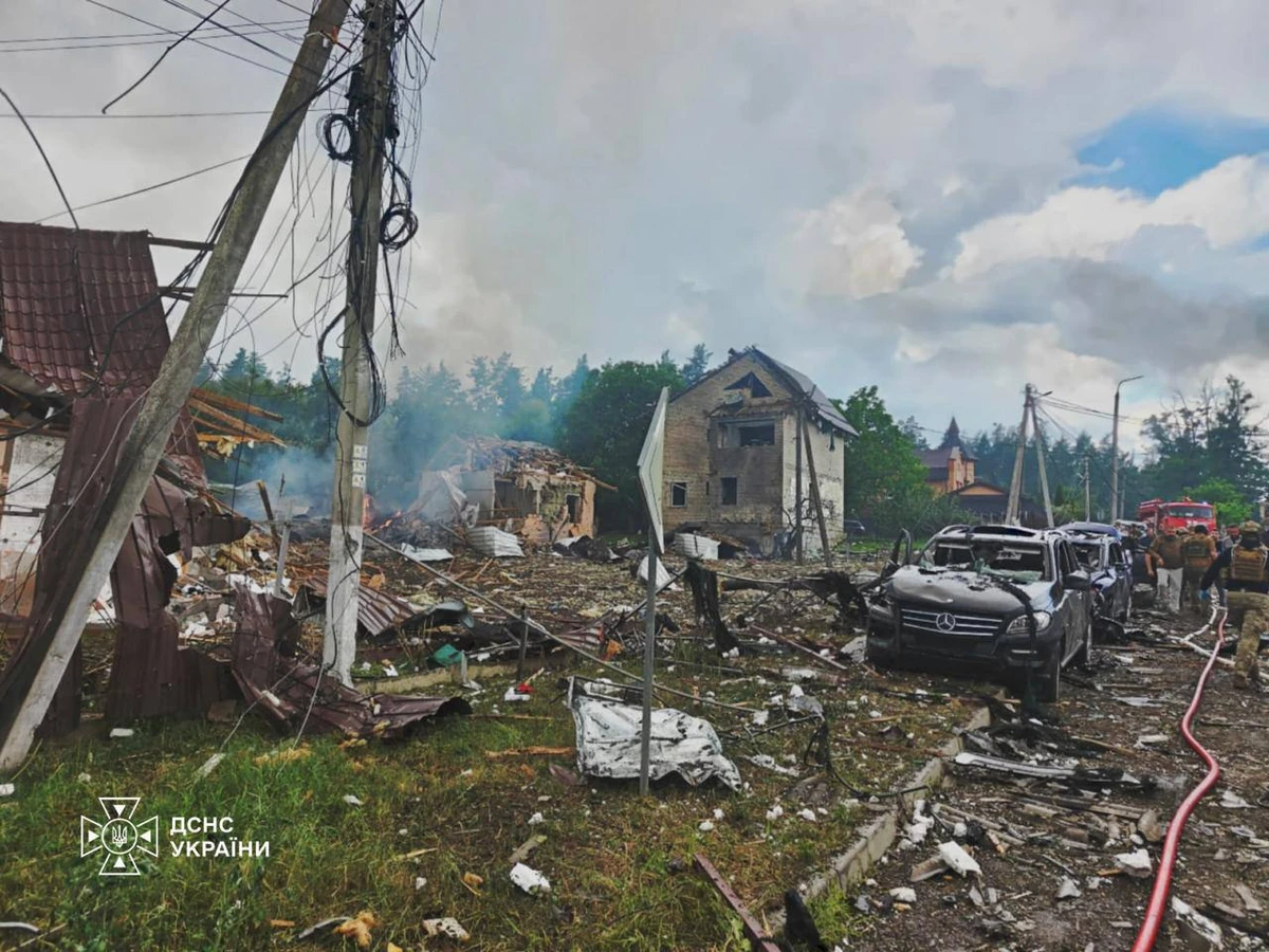 Наслідки російського удару по Київщині. Фото ДСНС
