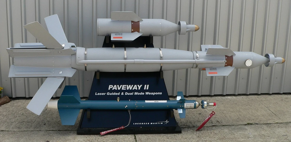 A Paveway system kit fitted to a free-fall bomb, complete with tail fins and a guidance and flight-correction unit.