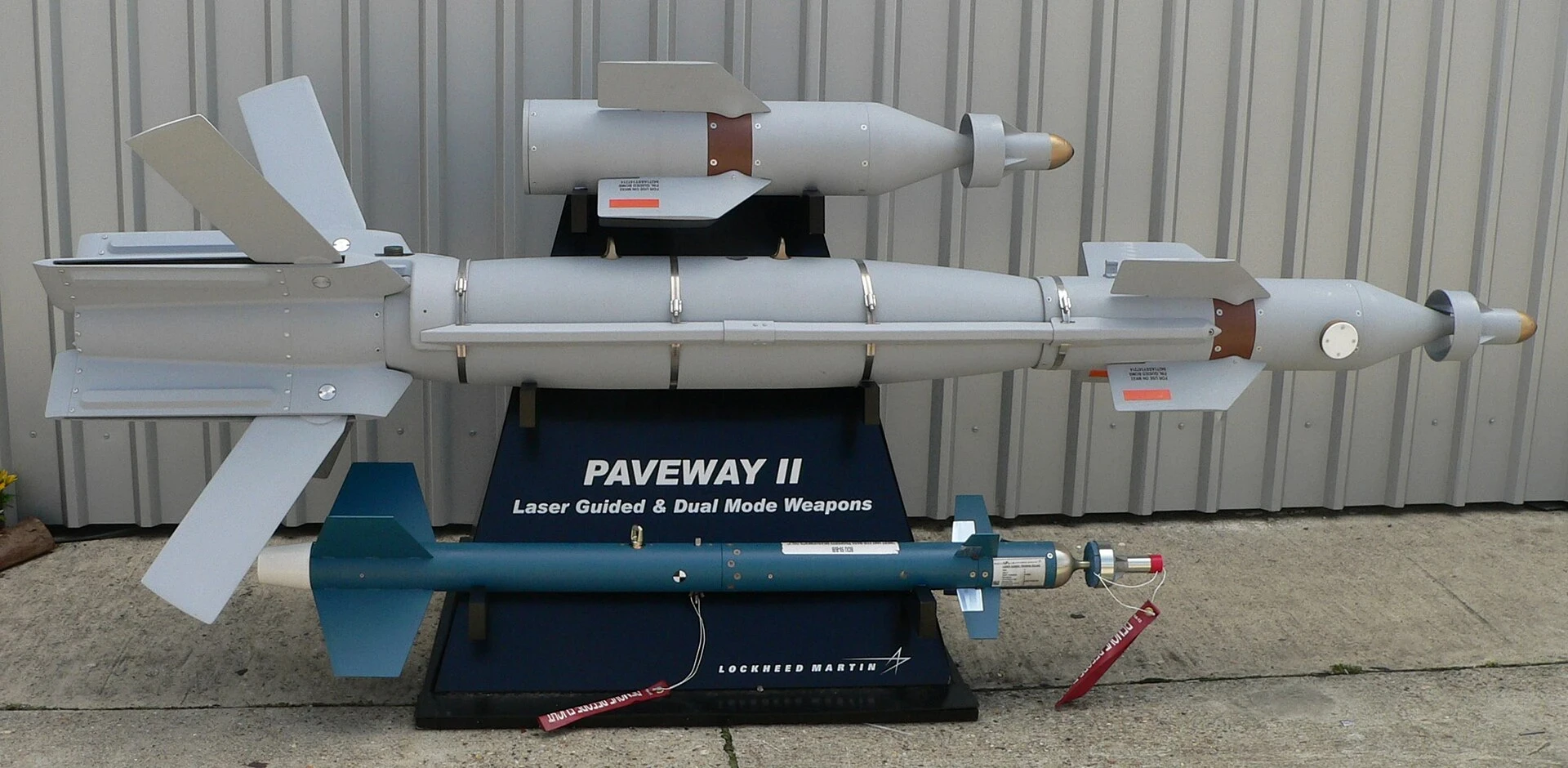 A Paveway system kit fitted to a free-fall bomb, complete with tail fins and a guidance and flight-correction unit.