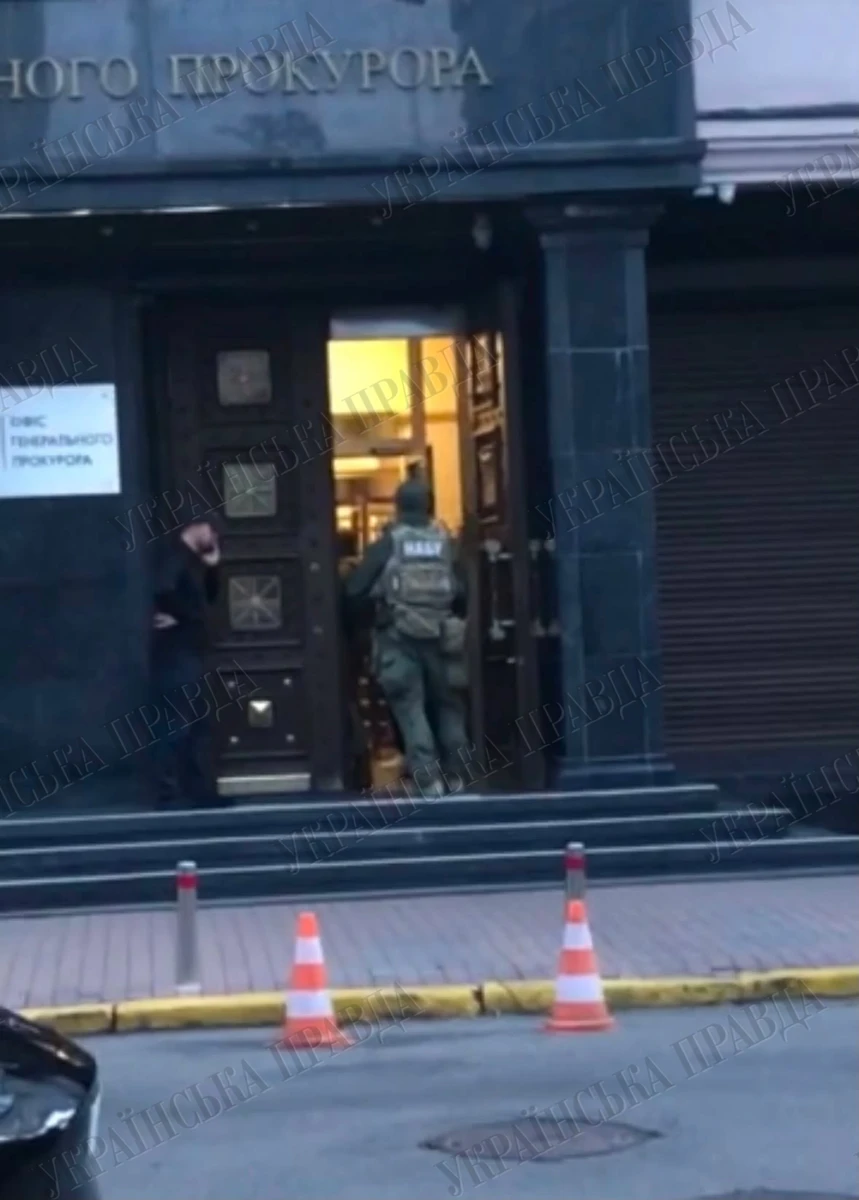 Сотрудник НАБУ заходит в ОГПУ
