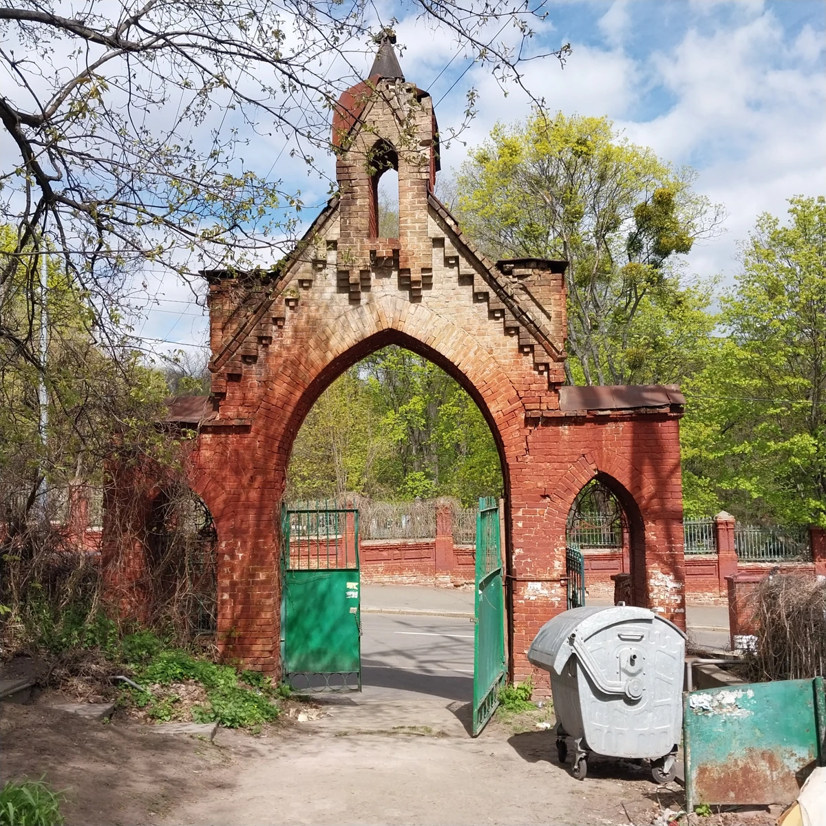 Одна из более чем столетних ворот кладбища, за сохранение которой боролись активисты