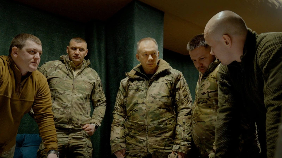 На фото командующий КДШВ Олег Апостол стоит между главкомом Сирским и командиром 225-го отдельного штурмового полка Олегом Ширяевым. Слева от Сирского – командир 425-го полка Юрий Гаркавый